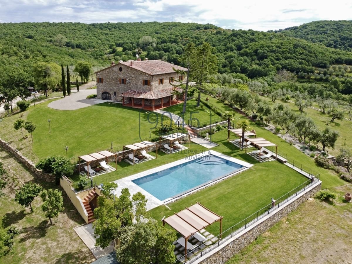 Tenuta di campagna di 12 ettari con vista panoramica, piscina e tecnologia energetica sostenibile in Val di Chiana - Toscana, foto 2 di 26