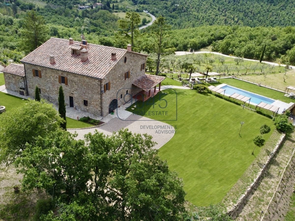 Tenuta di campagna di 12 ettari con vista panoramica, piscina e tecnologia energetica sostenibile in Val di Chiana - Toscana, foto 3 di 26