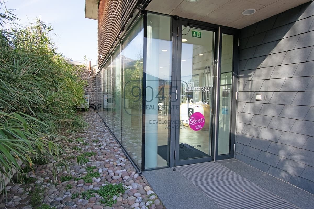 Moderna proprietà commerciale in una posizione privilegiata ad Ala - alta visibilità, uso flessibile e forte architettura, foto 2 di 22