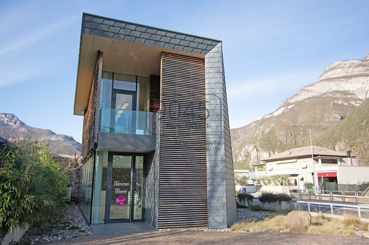 Moderna proprietà commerciale in una posizione privilegiata ad Ala - alta visibilità, uso flessibile e forte architettura, foto 3 di 22