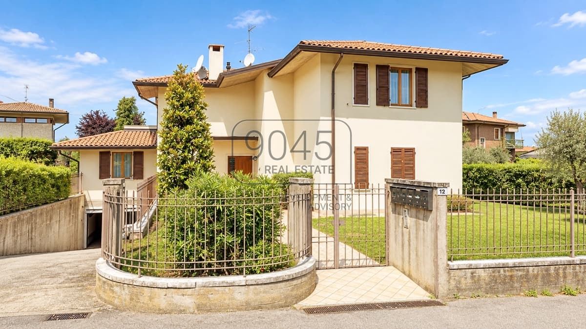 Spacious apartment building with five units in Lazise - Lake Garda, photo 1 of 1