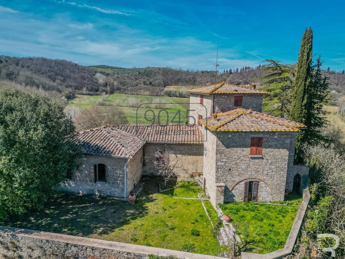 Castello storico con 61 ettari di vigneti e terreni agricoli nel Chianti - Toscana, foto 2 di 66
