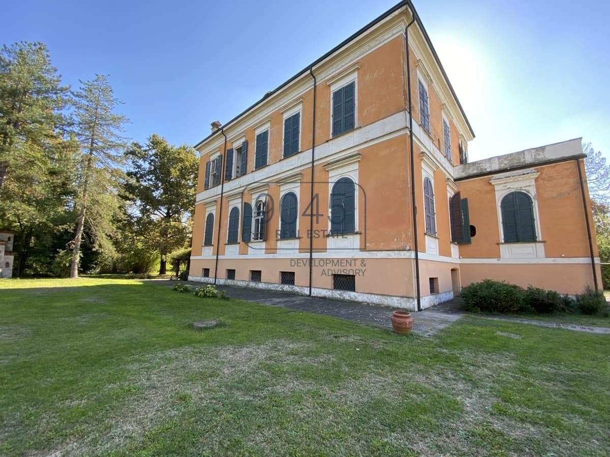 A Once-in-a-Lifetime Opportunity: Stately Villa with Park, Indoor Pool, and Guest House in Reggio nell'Emilia, photo 2 of 3
