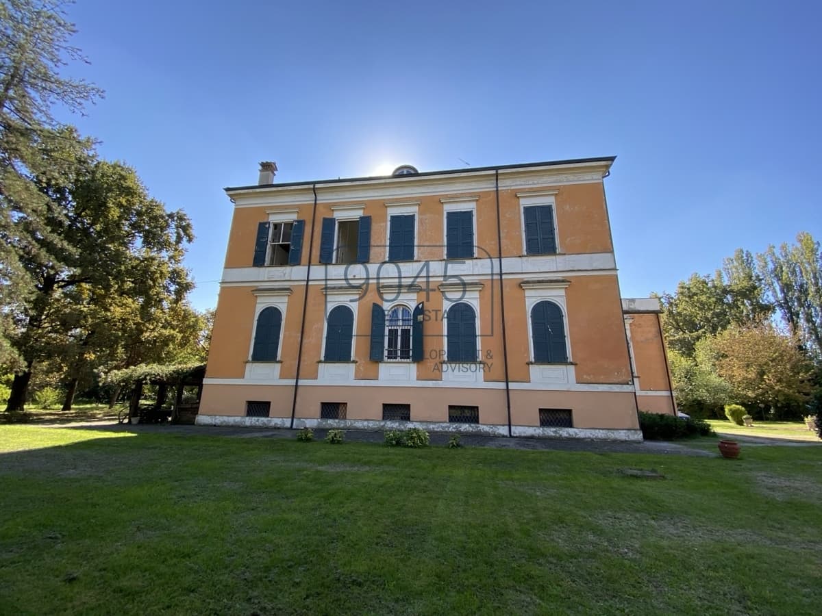 A Once-in-a-Lifetime Opportunity: Stately Villa with Park, Indoor Pool, and Guest House in Reggio nell'Emilia, photo 3 of 3