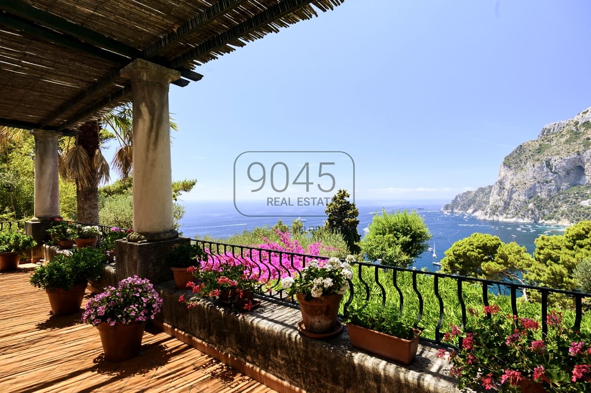Secret Sale: Prestigious Estate with Historic Charm and Sea Views on Capri, photo 1 of 1