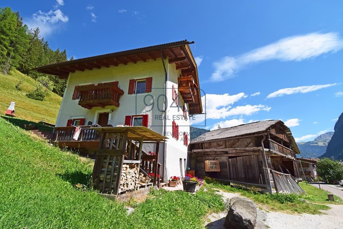 Historisches Anwesen mit genehmigtem Beherbergungsprojekt im Fassatal - Trentino/Südtirol, Foto 2 von 35