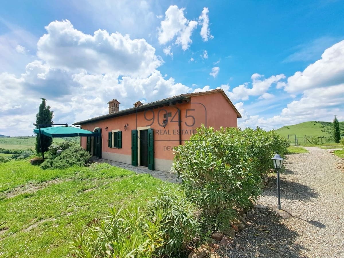 Detached house with a private garden and shared pool near Castelfalfi, Tuscany, photo 3 of 25