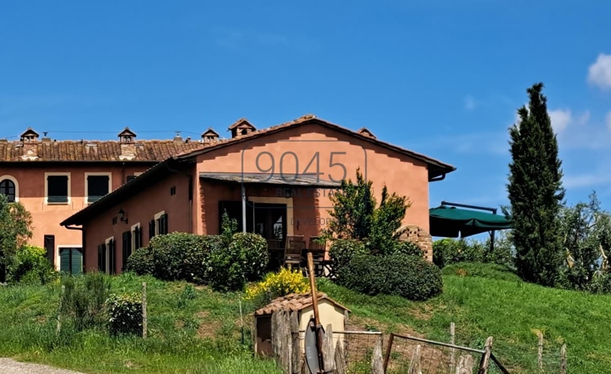 Detached house with a private garden and shared pool near Castelfalfi, Tuscany, photo 2 of 25