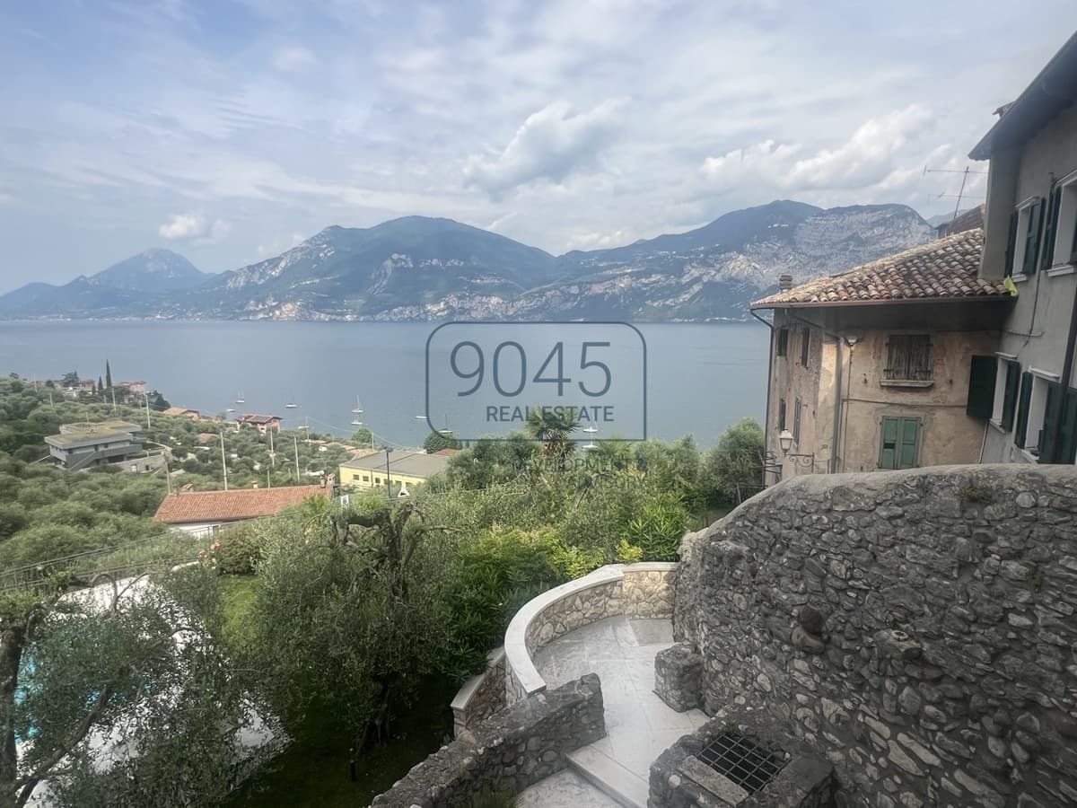 Vendita riservata: edificio storico con 7 appartamenti di lusso e piscina a Brenzone sul Garda - Lago di Garda, foto 2 di 10