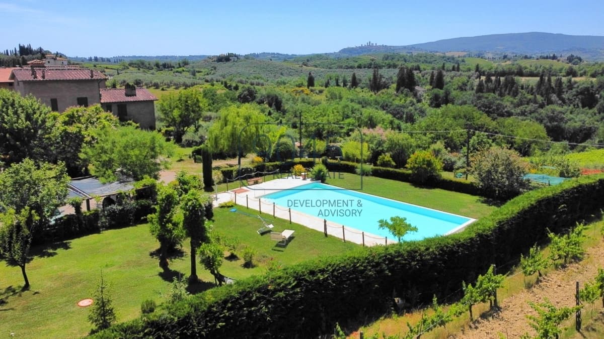 Agriturismo with a panoramic pool, DOCG vineyards, and a view of the towers of San Gimignano, photo 2 of 42