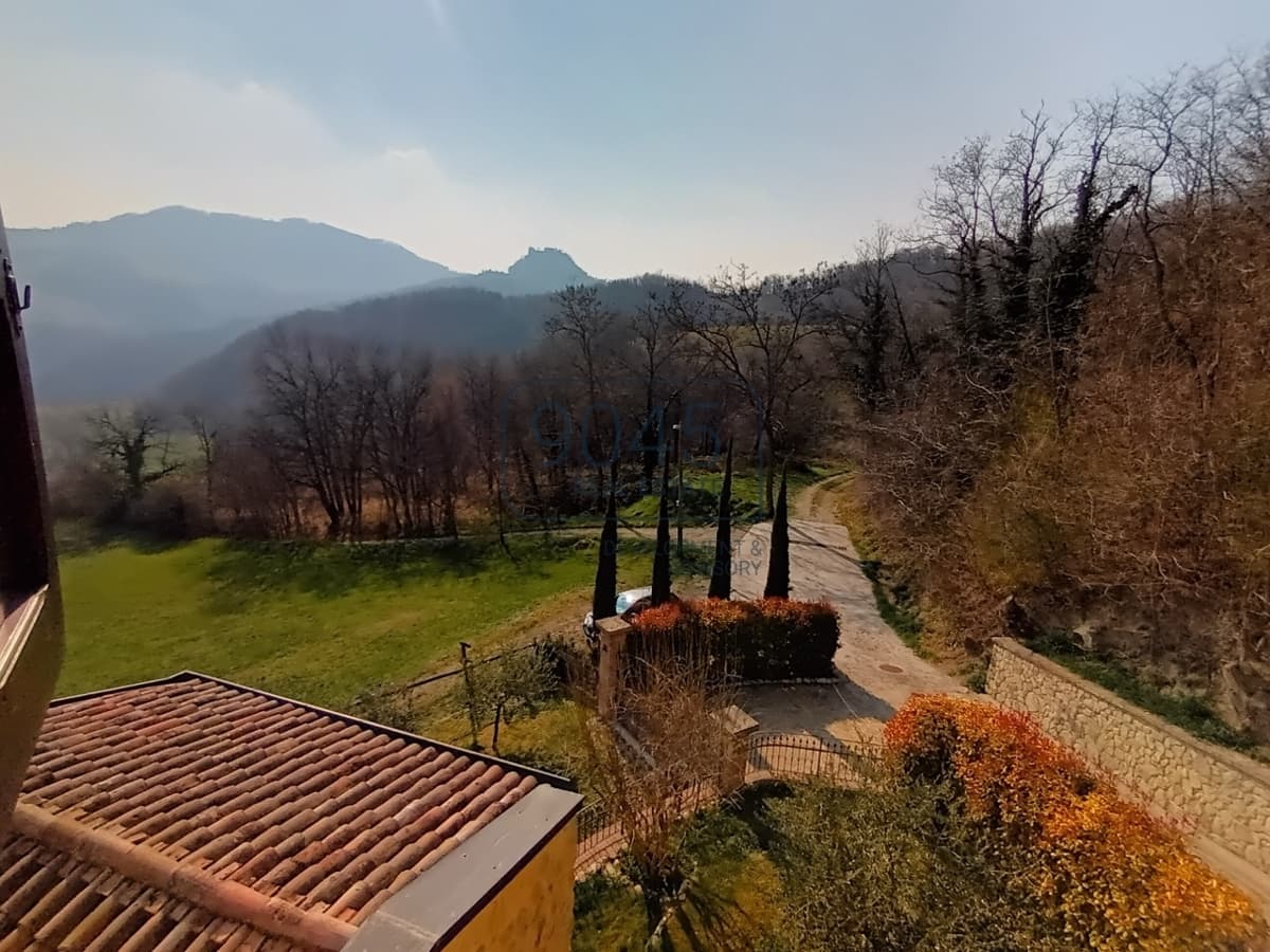 Historic charm with a view - a lovingly renovated country house overlooking Canossa Castle, photo 2 of 28