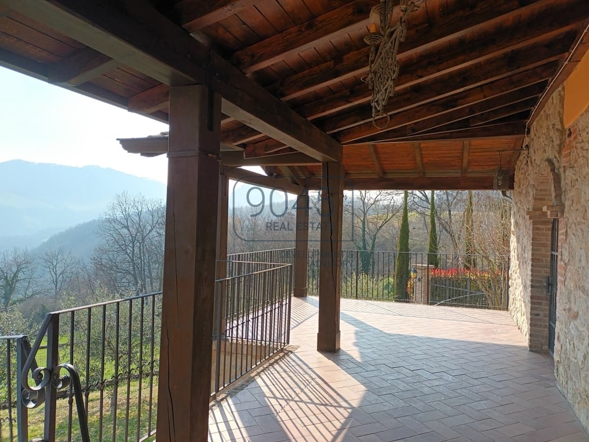 Historic charm with a view - a lovingly renovated country house overlooking Canossa Castle, photo 3 of 28