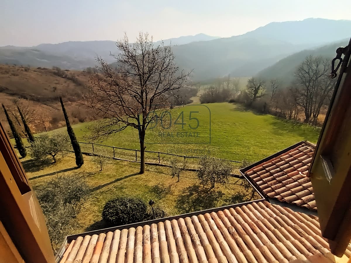 Historic charm with a view - a lovingly renovated country house overlooking Canossa Castle, photo 1 of 28