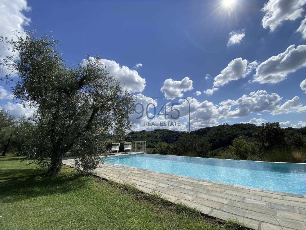 Charakteristischer Häuserkomplex mit Pool in Montopoli in der Val d'Arno Pisa - Toskana, Foto 3 von 28