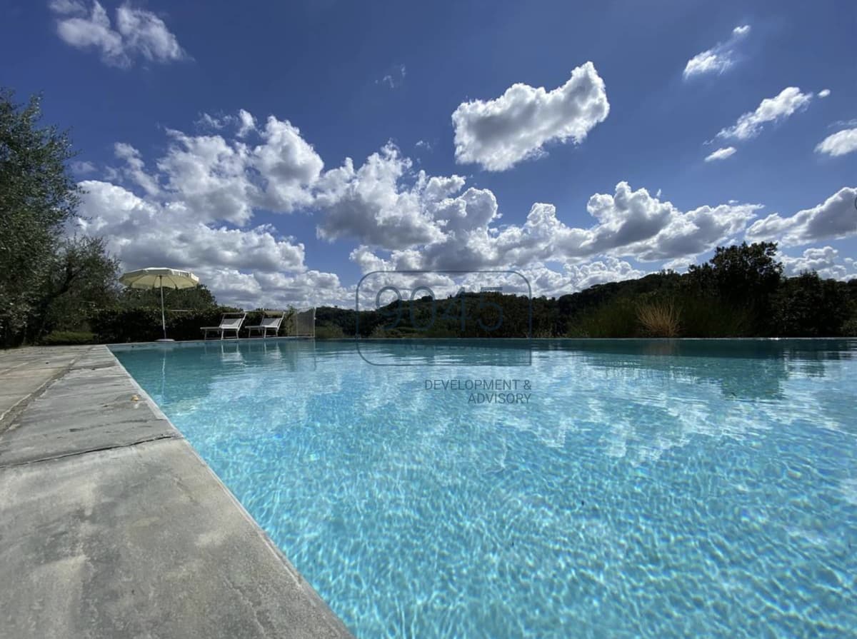Charakteristischer Häuserkomplex mit Pool in Montopoli in der Val d'Arno Pisa - Toskana, Foto 1 von 28