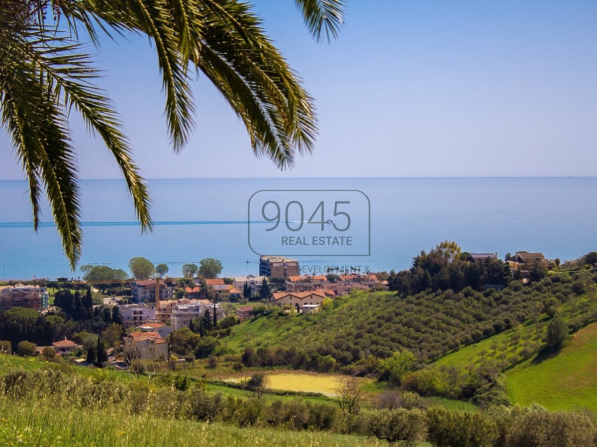 Villa mit atemberaubenden Meerblick und 8ha Land in Roseto - Abruzzen, Foto 1 von 20