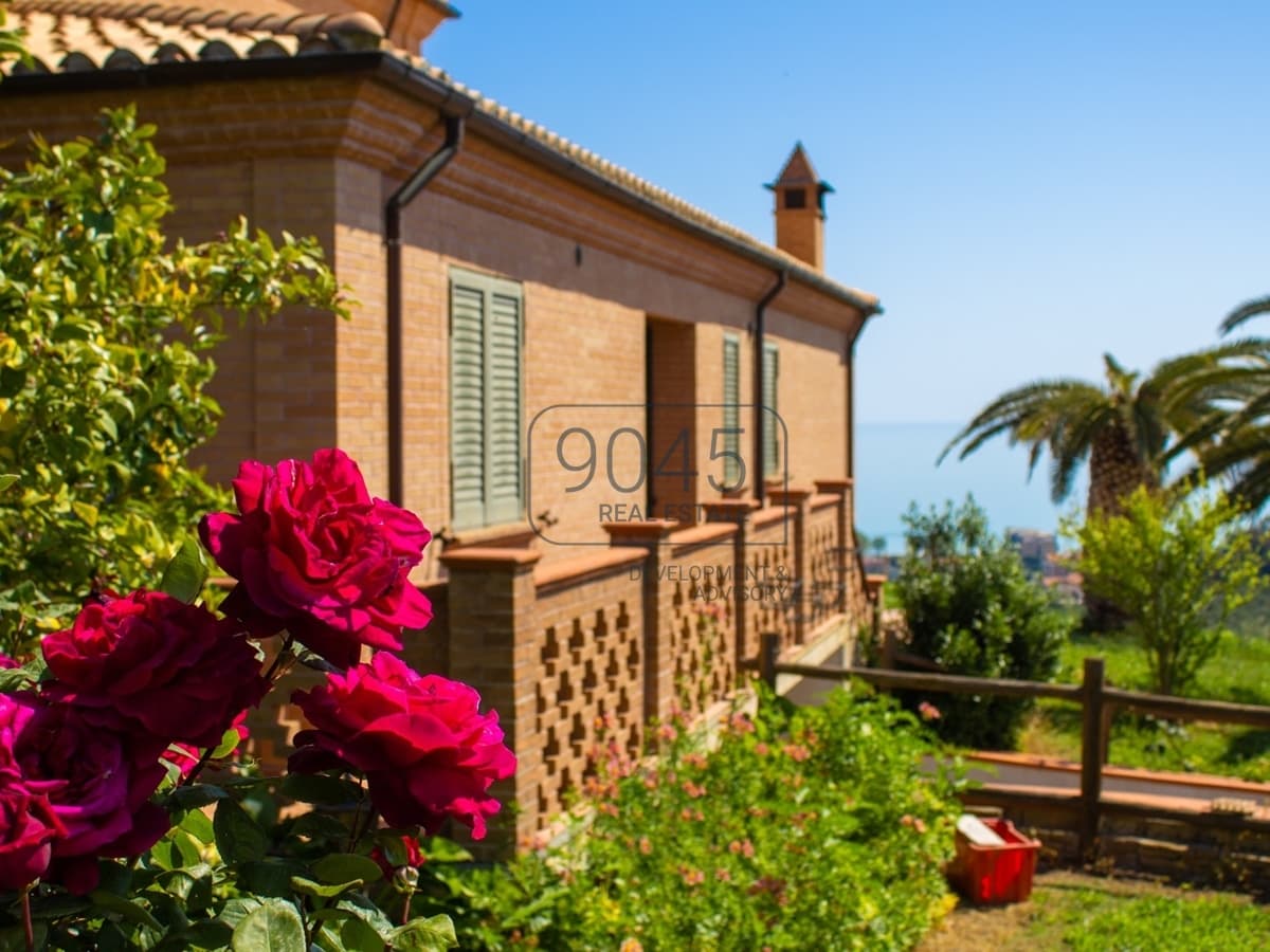 Villa mit atemberaubenden Meerblick und 8ha Land in Roseto - Abruzzen, Foto 3 von 20