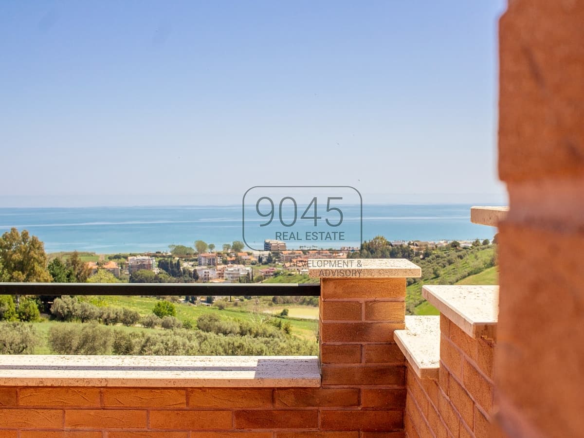 Villa mit atemberaubenden Meerblick und 8ha Land in Roseto - Abruzzen, Foto 2 von 20