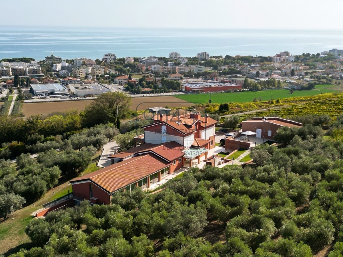 Exclusive Villa mit Schwimmbad und Meerblick in Giulianova - Abruzzen, Foto 1 von 15