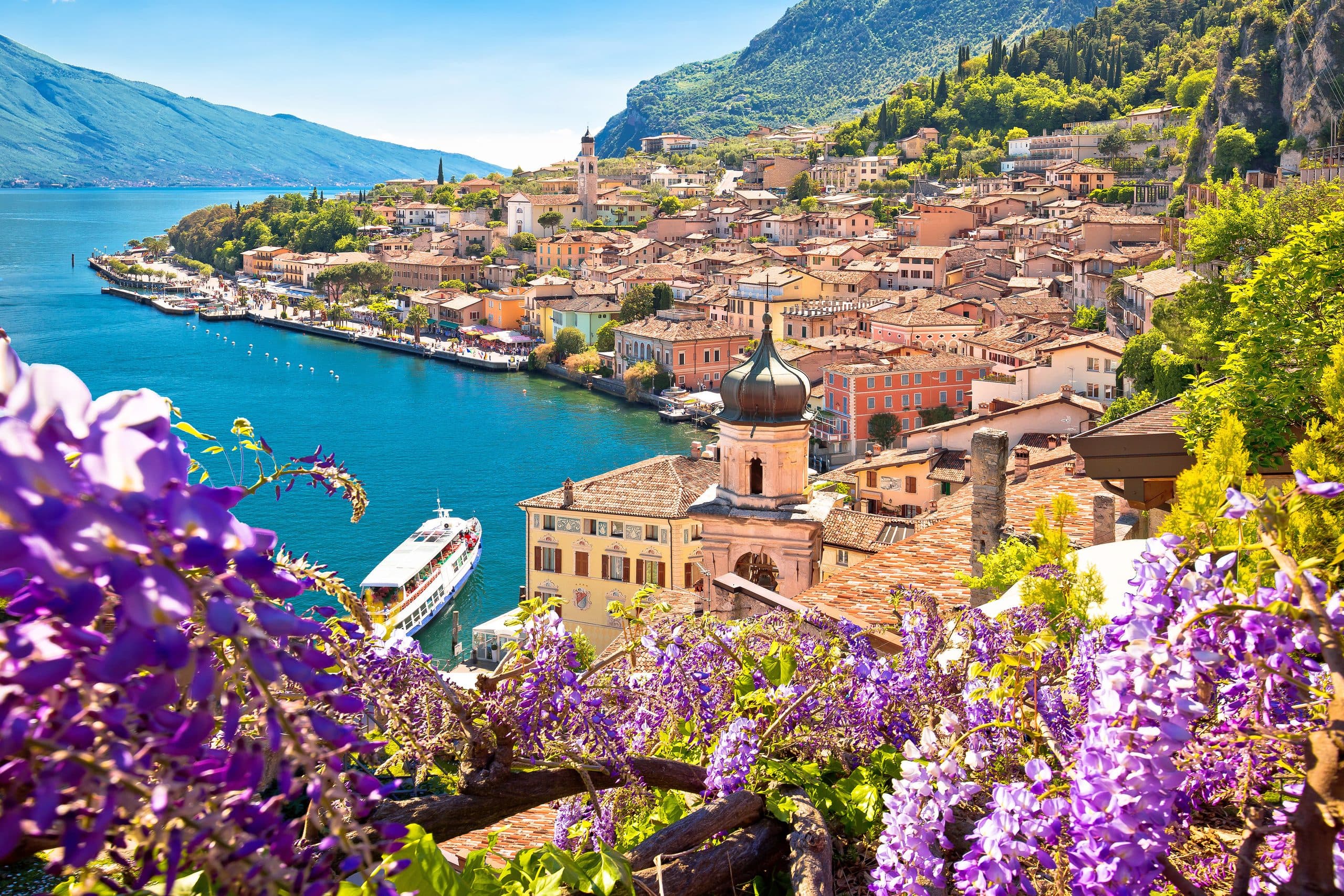 Uferhäuser und Kirchturm von Limone sul Garda, Immobilienregion Gardasee