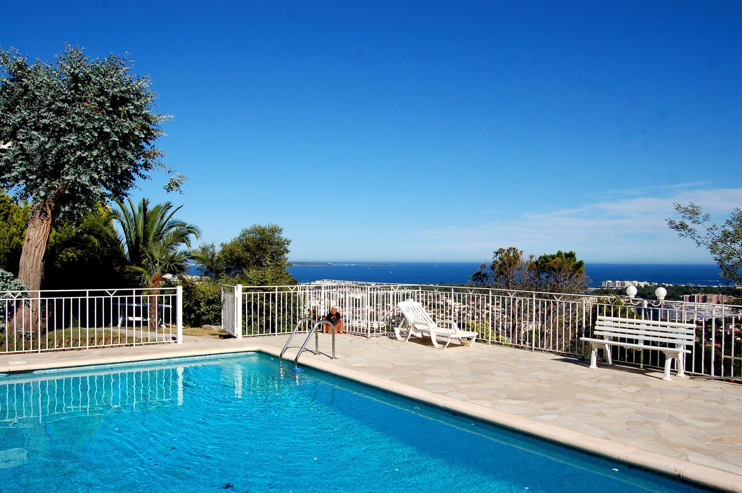 Villenterrasse mit Pool, Palme und Meerblick, Immobilienregion Sardinien