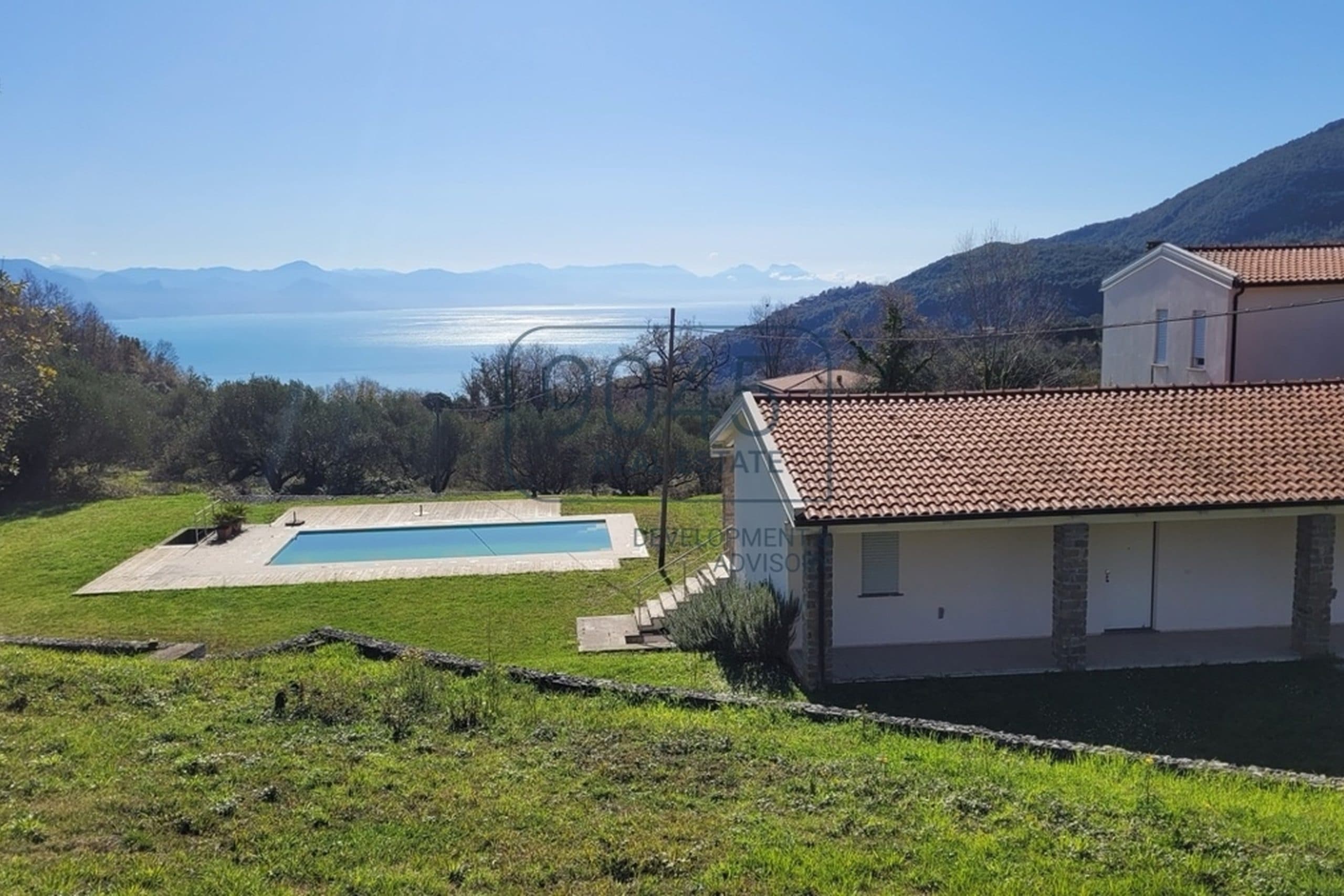 Weiße Villa mit Pool über dem Golf von Policastro bei Scario im Cilento, zwischen Olivenbäumen, Meer und Bergen
