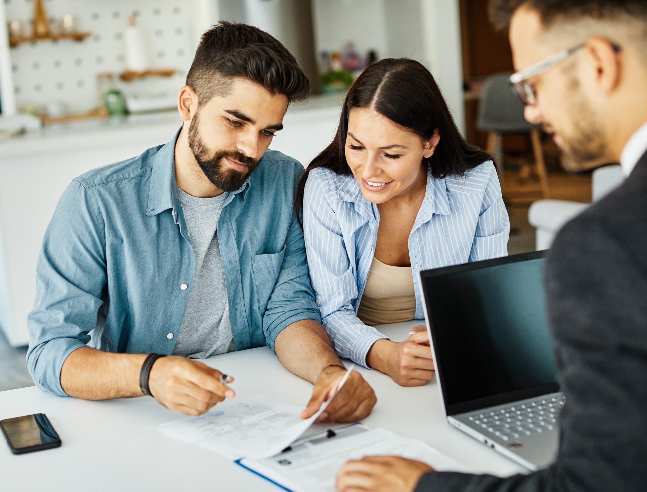 A 9045 agent advising a young couple at the meeting table