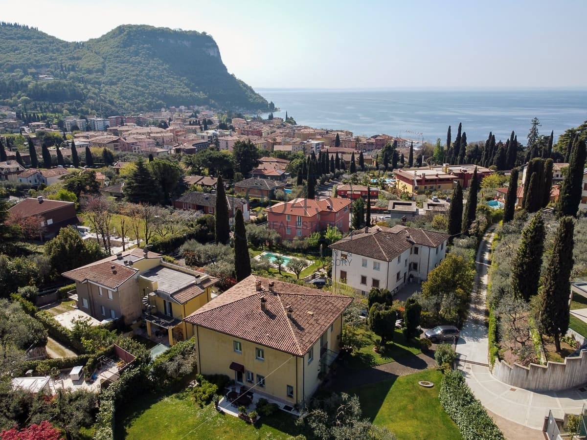 Exclusive villa property with lake view in Garda - Lake Garda in Garda, property offered by 9045 REAL ESTATE