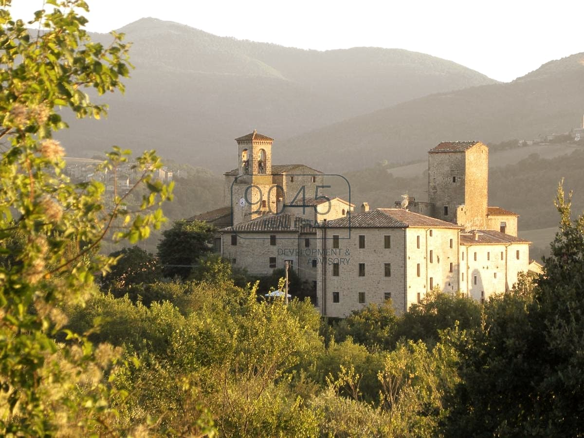 Storico hotel castello 4 stelle con 16 appartamenti e 65 posti letto - Umbria a Todi, immobile proposto da 9045 REAL ESTATE