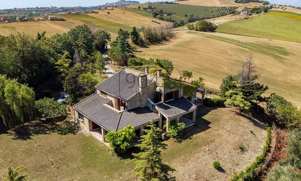Elegante villa con vista sul mare nell'incantevole paesaggio collinare delle Marche a Fermo, immobile proposto da 9045 REAL ESTATE