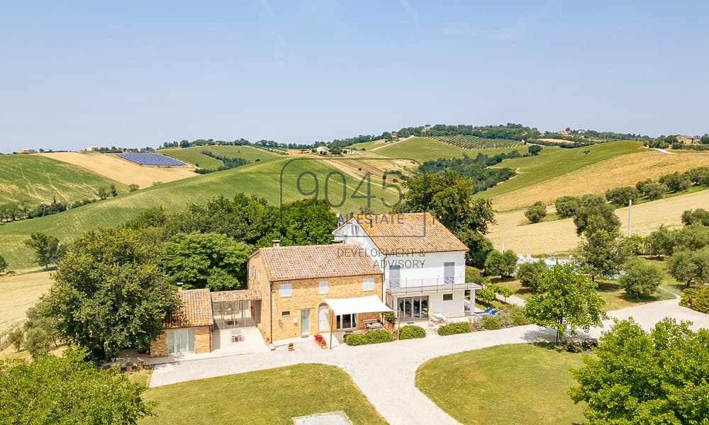 Incantevole casa di campagna con 4 appartamenti e vista panoramica a Belvedere Ostrense - Marche a Belvedere Ostrense, immobile proposto da 9045 REAL ESTATE