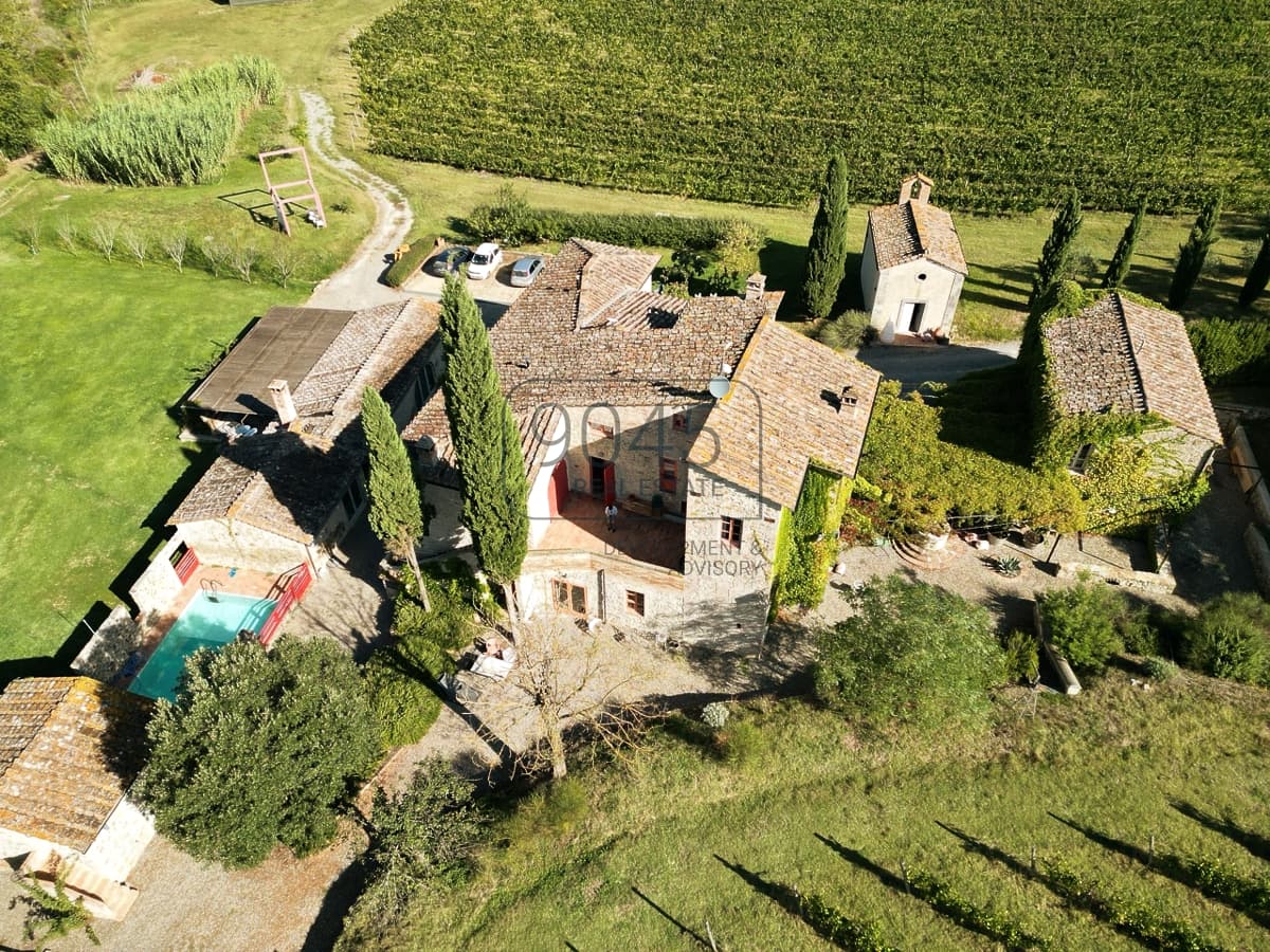Borgo toscano con vigneti nel cuore delle colline di Siena - Toscana a Colle Di Val D'Elsa, immobile proposto da 9045 REAL ESTATE