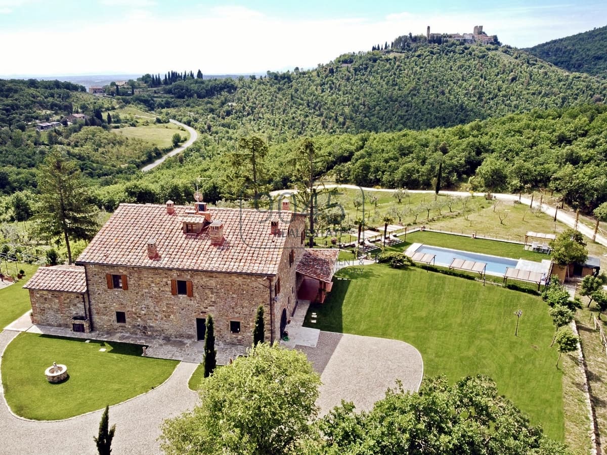 Tenuta di campagna di 12 ettari con vista panoramica, piscina e tecnologia energetica sostenibile in Val di Chiana - Toscana a Civitella In Val Di Chiana, immobile proposto da 9045 REAL ESTATE
