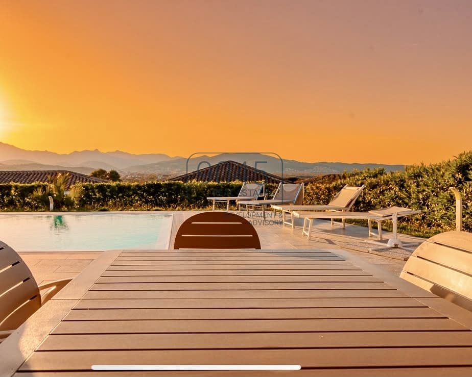 Exklusive Villa mit Pool und Meerblick in Budoni, Sardinien in Budoni, Immobilie von 9045 REAL ESTATE