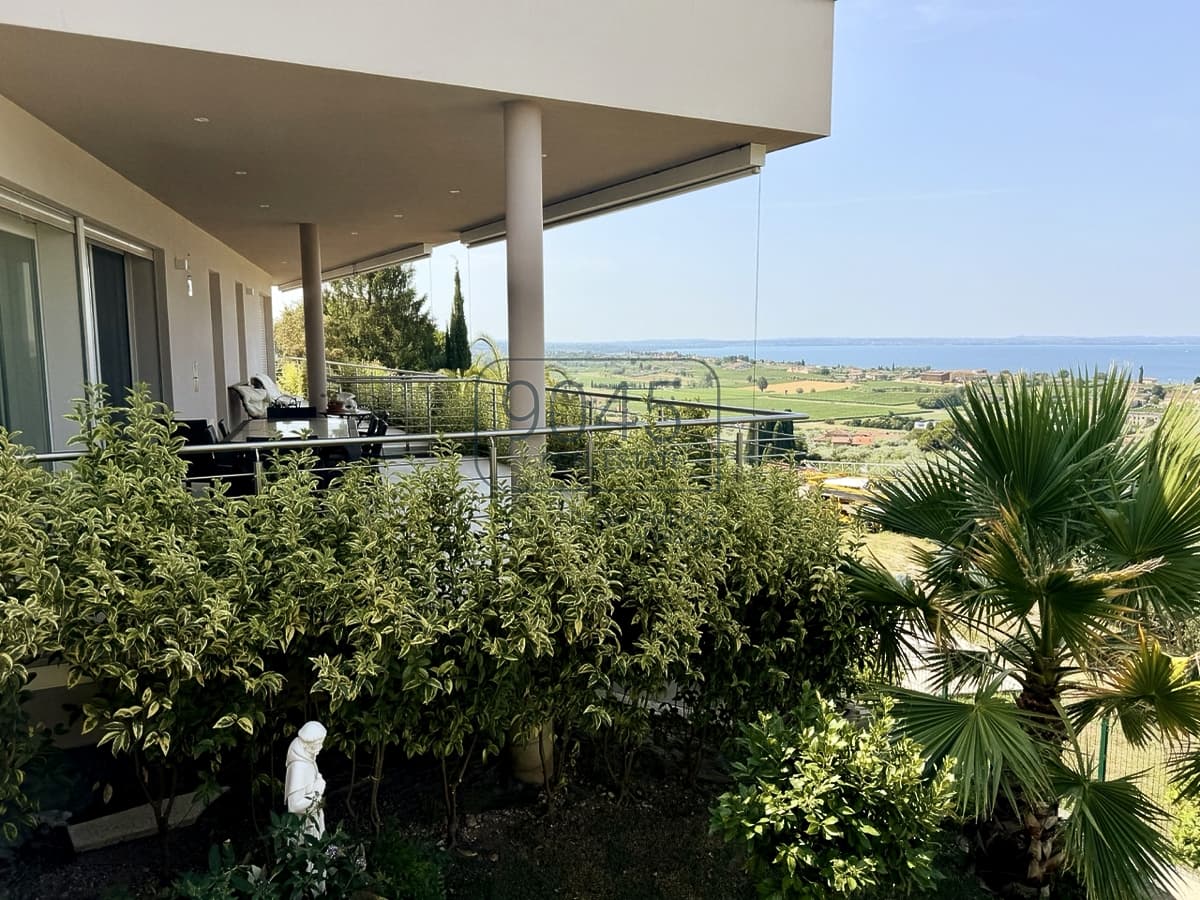 Gelegenheit: Exklusive moderne Villa mit Seeblick und außergewöhnlichem Entwicklungspotenzial in Bardolino - Gardasee in Bardolino, Immobilie von 9045 REAL ESTATE