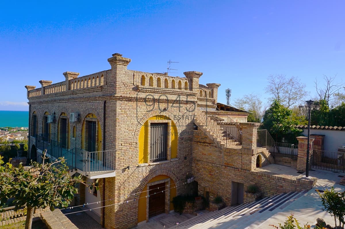 Unique villa with sea views and walking distance to the beach in Tortoreto Lido - Abruzzo in Tortoreto Lido, property offered by 9045 REAL ESTATE